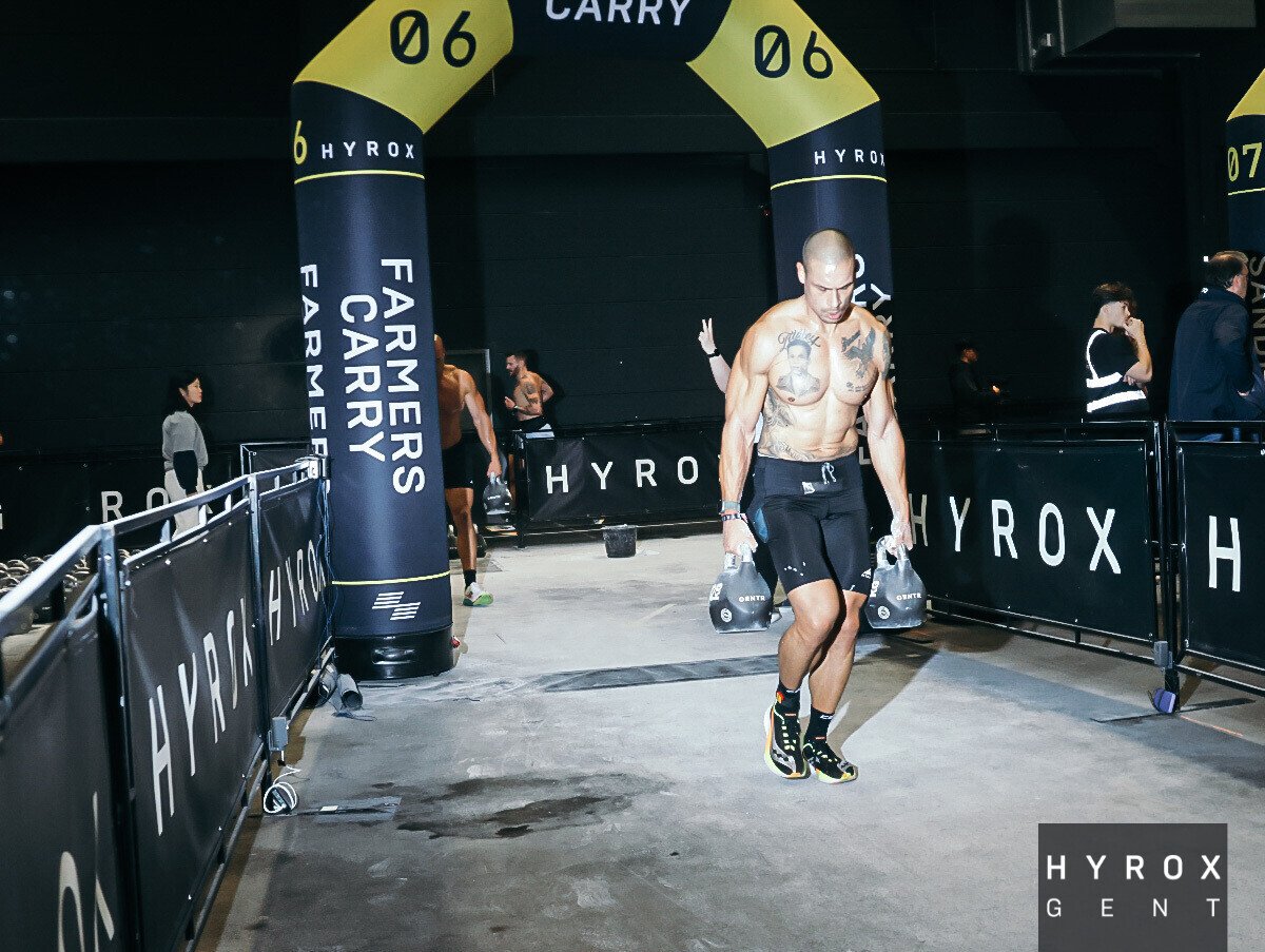 Boas Titaley tijdens de kettlebell farmers carry bij HYROX