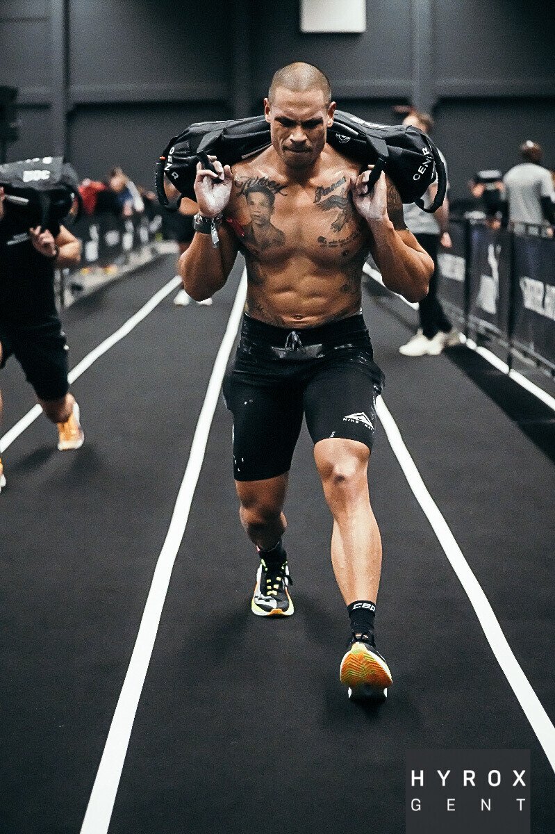 Boas Titaley tijdens sandbag lunges