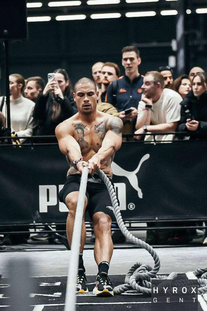 Boas Titaley tijdens de sled pull